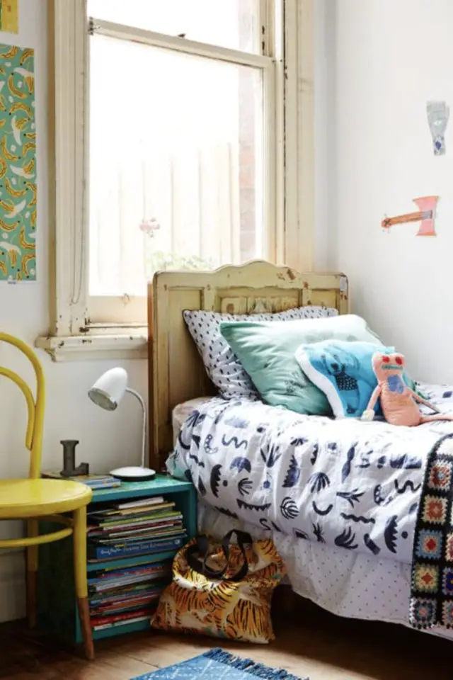 decoration chambre enfant eclectique exemple tête de lit colorée récup petit meuble couleur parure de lit moti
