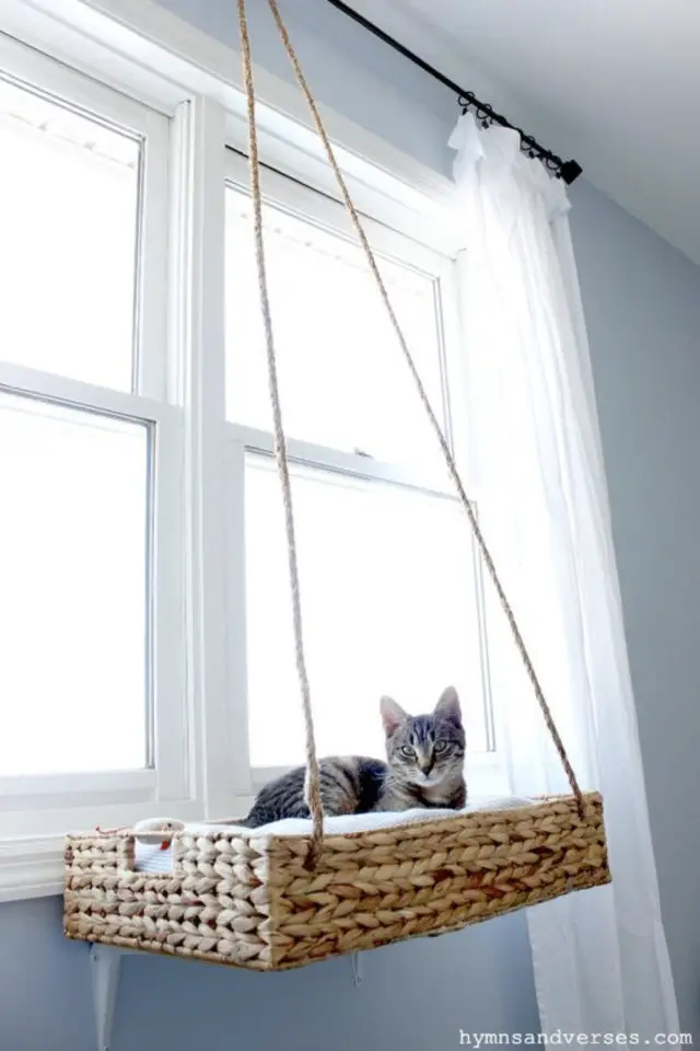 decoration chat panier exemple en osier rotin tressé rectangulaire suspendu fenêtre