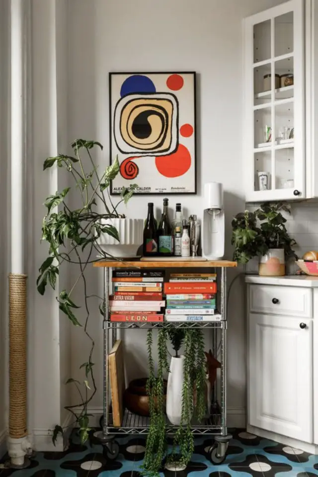 decoration cuisine eclectique exemple petit meuble appoint rétro affiche murale motif vintage plantes vertes