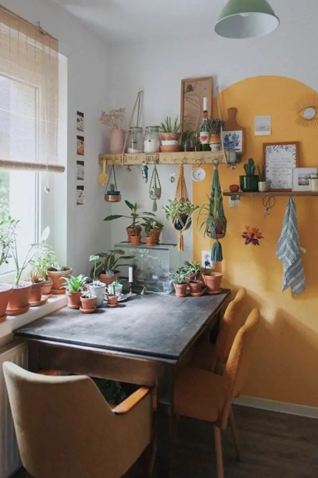 decoration cuisine eclectique exemple petite table vintage récup peinture murale jaune moderne arc de cercle plantes vertes