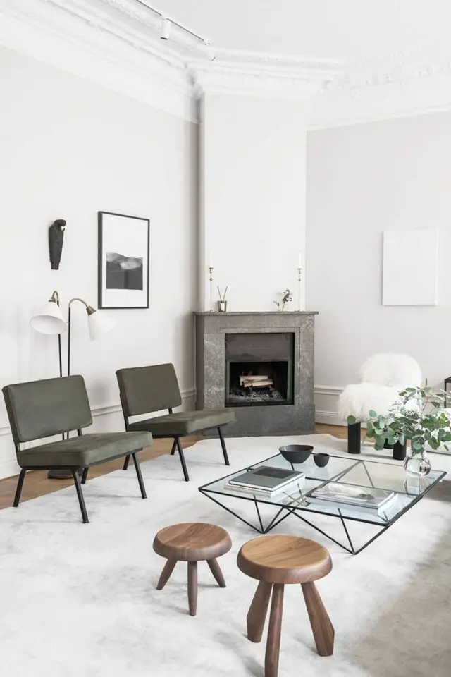 decoration minimaliste couleur conseil intérieur salon séjour blanc mur tapis cheminée grise fauteuil design gris kaki