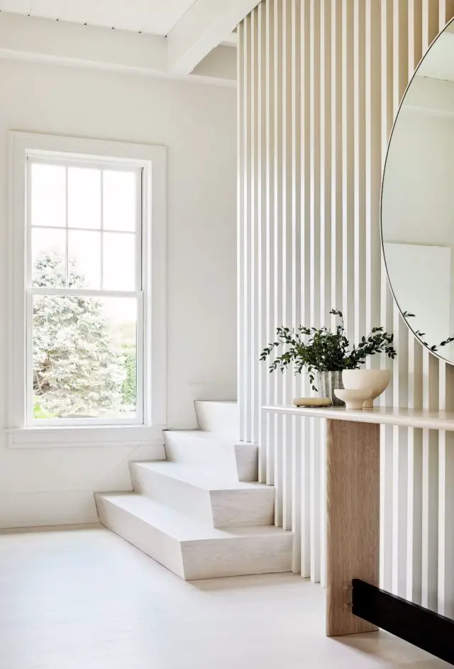 decoration minimaliste couleur conseil entrée couloir escaliers claustra bois très clair blanc luminosité