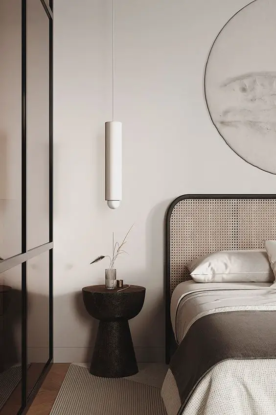 decoration minimaliste couleur conseil chambre à coucher adulte tête de lit cannage table de chevet bout de canapé noir bois sombre