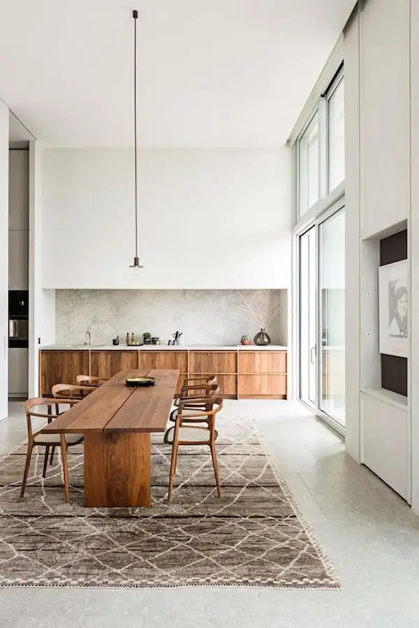 decoration minimaliste couleur conseil cuisine ouverte salle à manger bois tapis persan neutre