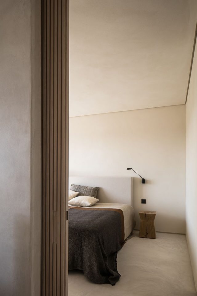 decoration minimaliste couleur conseil chambre slow design tête de lit ton sur ton palette neutre camaïeux beige