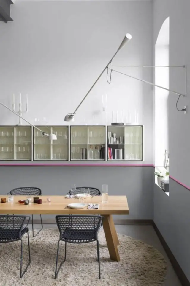 decoration soubassement gris exemple cuisine ouverte salle à manger liseré rose lumière moderne