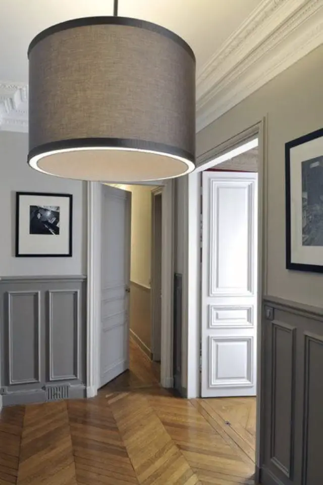 decoration soubassement gris exemple moulure couloir style classique chic