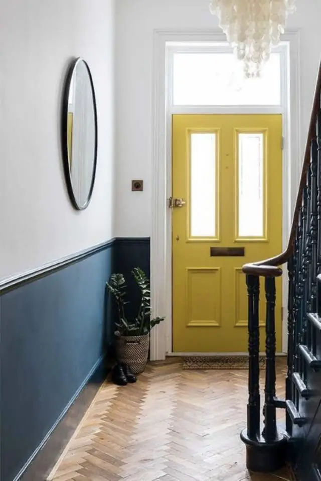 entree couloir colore exemple peinture porte entrée jaune soubassement bleu canard 