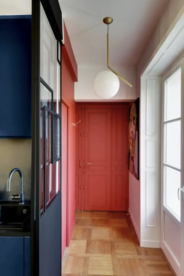 entree couloir colore exemple ppeinture contraste chaud froid corail terracotta bleu appartement