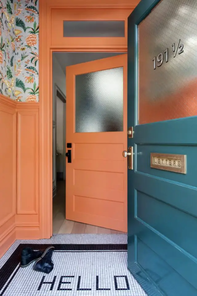 entree couloir colore exemple contraste orange et bleu papier peint bonne humeur moderne et original