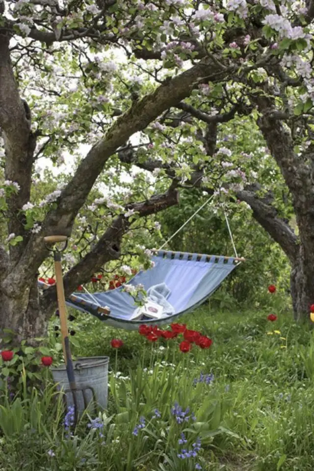 ete jardin hamac exemple simple toile bleue à suspendre
