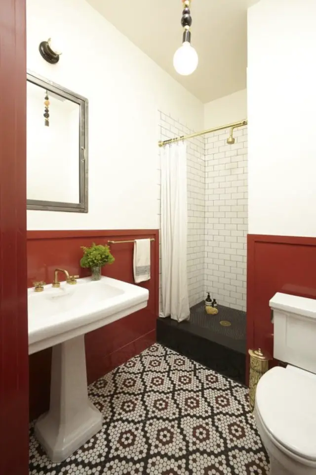 exemple amenagement deco petit logement petite salle de bain douche élégante soubassement rouge carrelage mosaique esprit classique chic