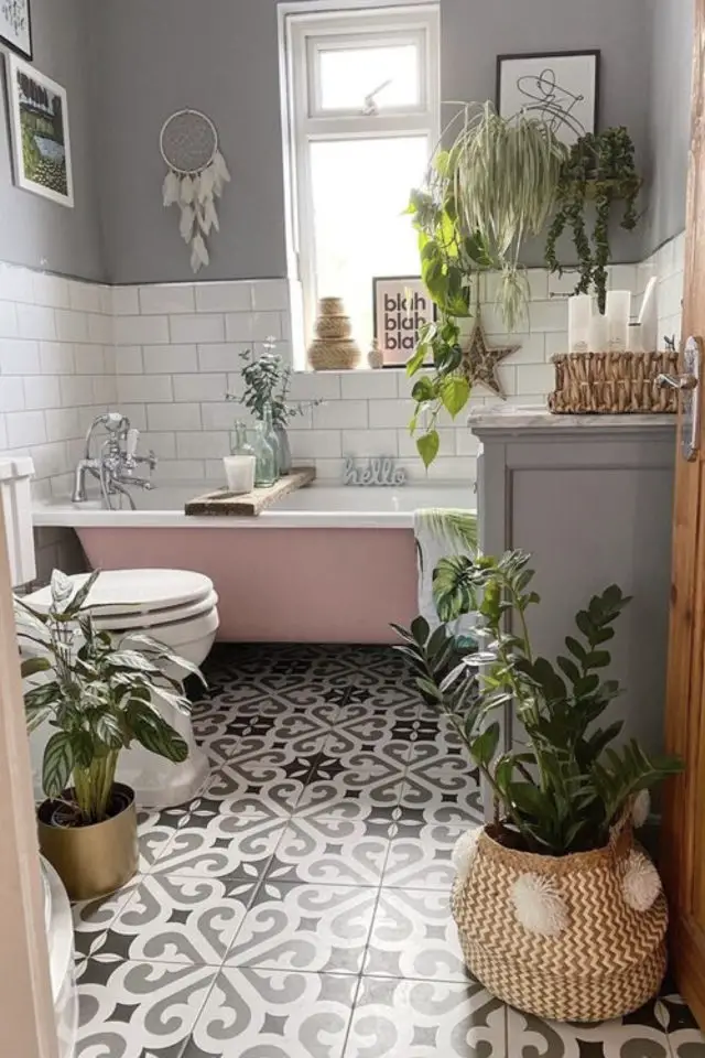 happy small living decoration petit logement salle de bain baignoire classique chic rose carreaux de ciment revêtement sol plantes vertes
