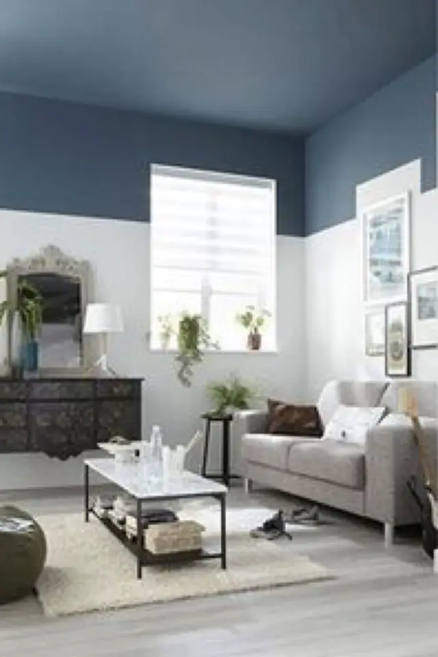 oser couleur peinture plafond salon pièce à vivre bleu et blanc