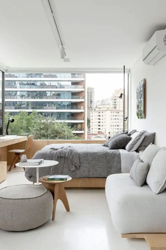 petit logement minimalisme exemple studio chambre lit salon canapé bois couleurs neutres