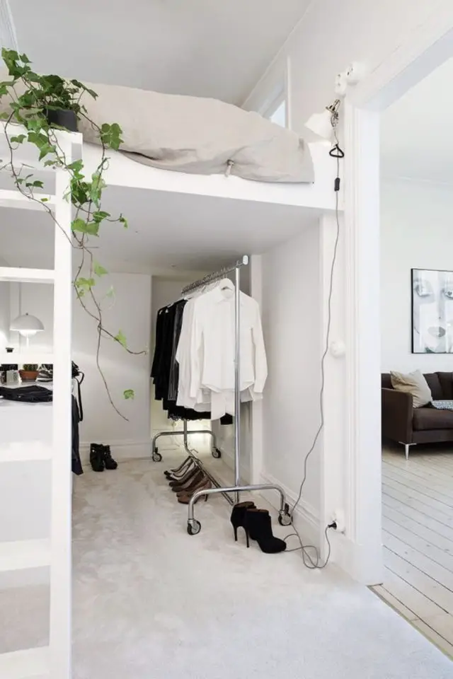 petit logement minimalisme exemple studio mezzanine rangement vêtement penderie