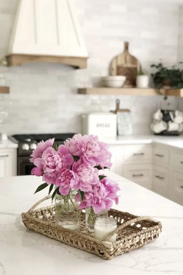 pivoine fleur cuisine modern glam plateau petit vase idée décoration