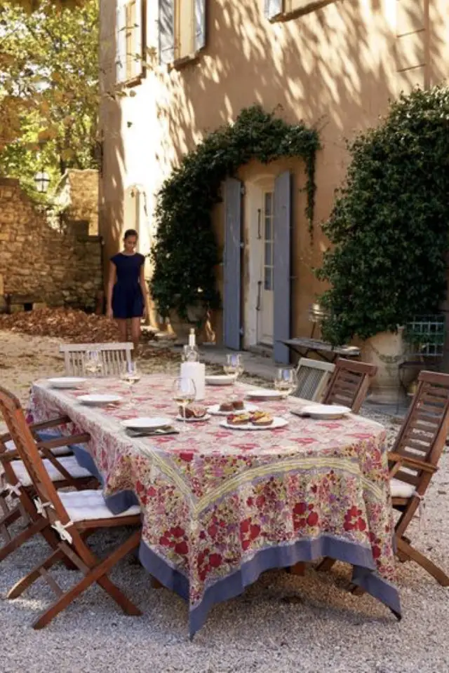 repas en exterieur grande table familiale grande nappe imprimée vacances chaleur