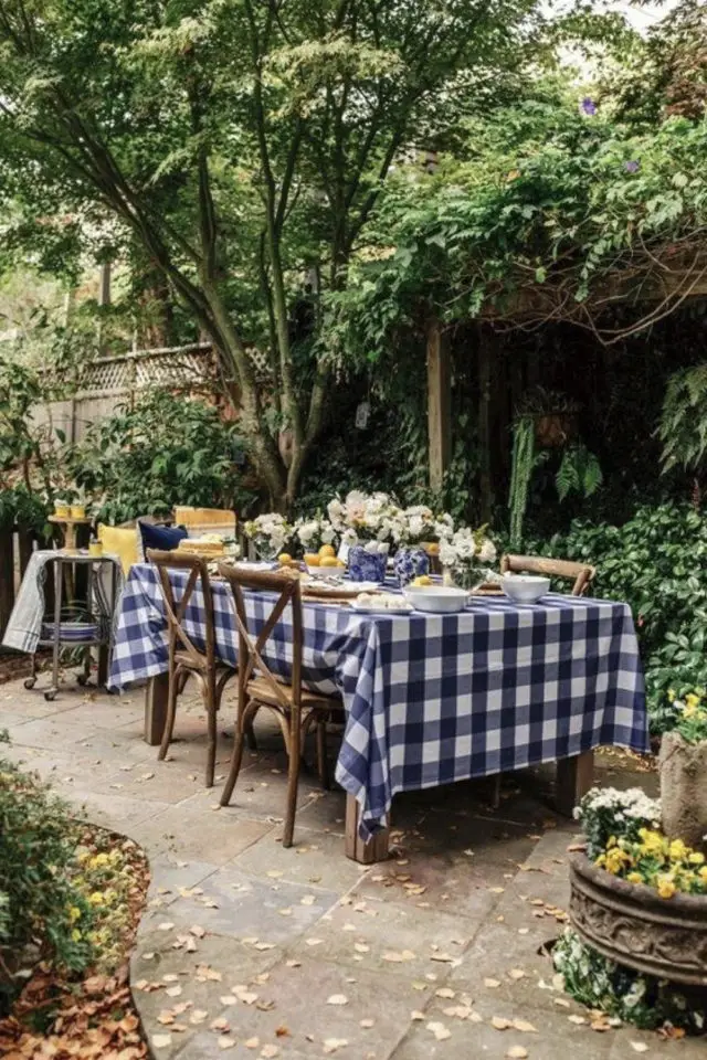 repas en exterieur grande table familiale grande nappe imprimée carreaux bleu et blanc