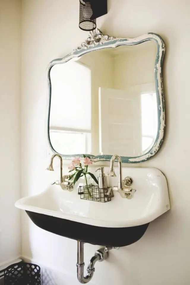 salle de bain classique chic vasque lavabo mural vintage 2 robinets miroirs ancien patiné