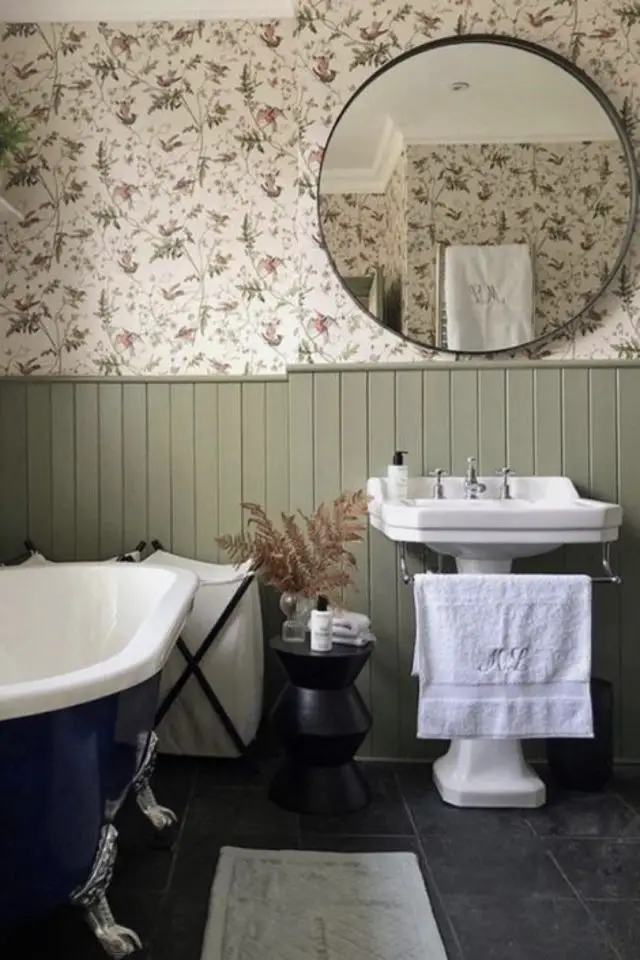 salle de bain classique chic vasque soubassement vert lavabo colonne baignoire