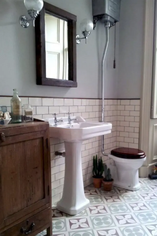 salle de bain classique chic vasque colonne lavabo ancien vintage soubassement carrelage