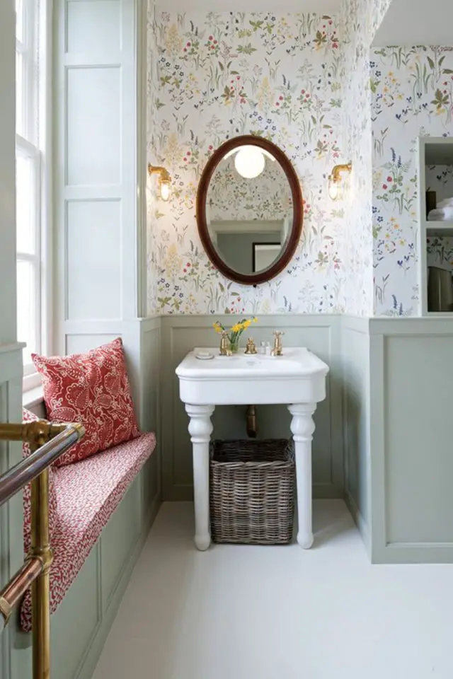 salle de bain classique chic vasque petit lavabo miroir oval bois papier peint et soubassement