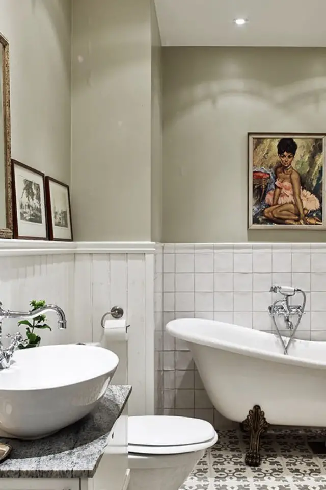 salle de bain soubassement exemple association lambris blanc et peinture vert sauge
