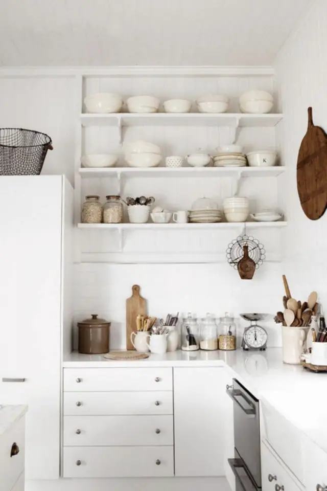 solution deco petit logement petite cuisine étagère murale ton sur ton blanc inspiration décoration moderne