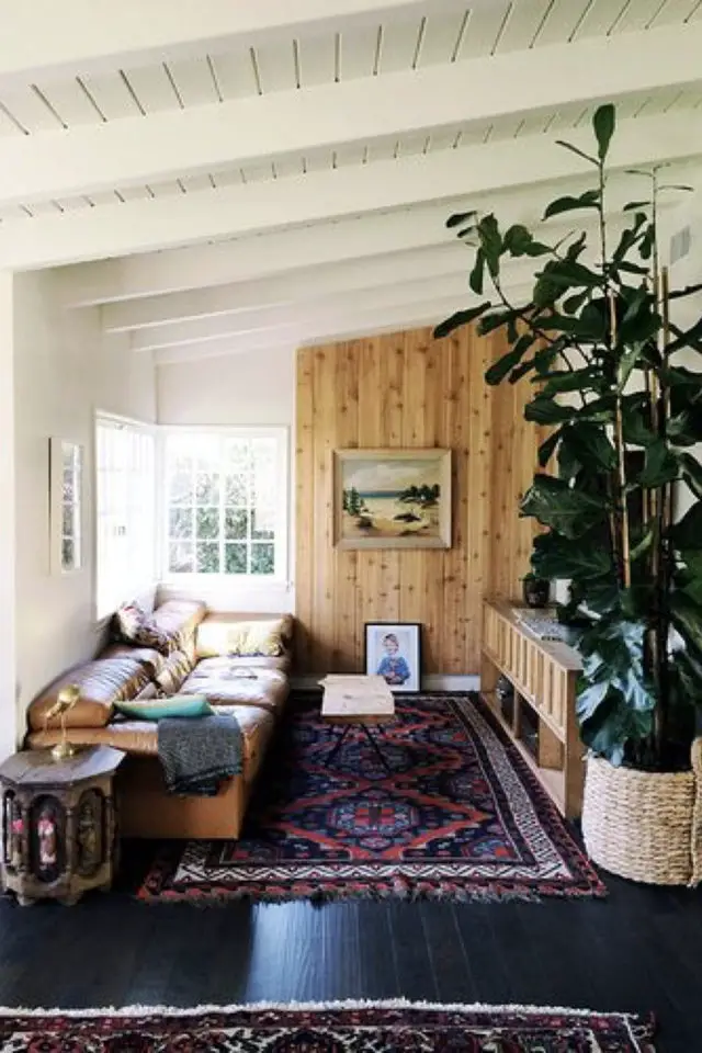 solution deco petit logement salon boheme vintage lambris tapis persan plante canapé cuir