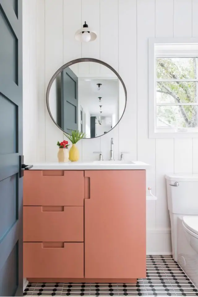 solution deco petit logement salle de bain blanche avec meuble vasque coloré corail