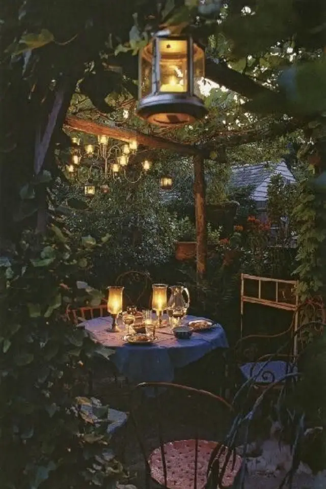 tendance amenagement jardin exemple pergola verdoyante soir luminaire guirlandes lumineuse