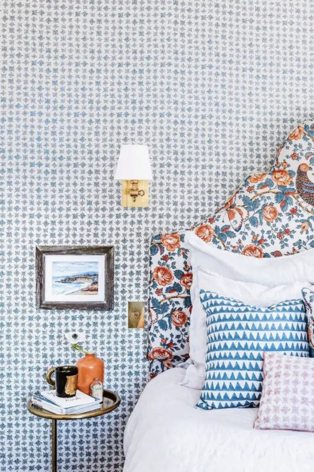 variation papier peint bleu decoration chambre à coucher superposition motif tête de lit petite fleur