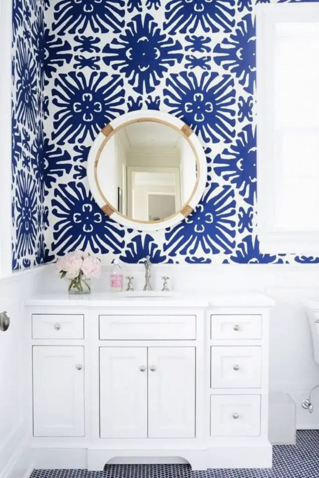 variation papier peint bleu decoration salle de bain blanc et bleu grand motif floral