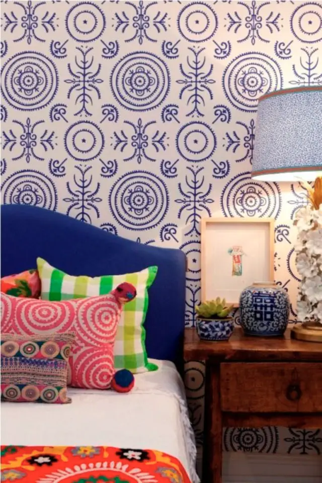 variation papier peint bleu decoration tête de lit chambre adulte motifs géométriques ethniques