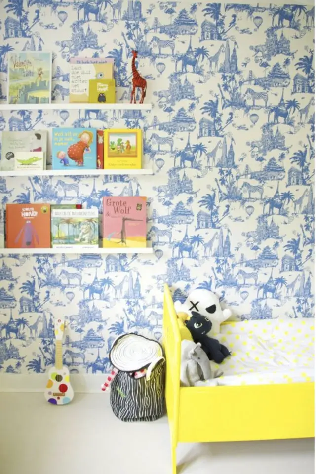 variation papier peint bleu decoration chambre enfant lit jaune motif animaux style toile de jouy