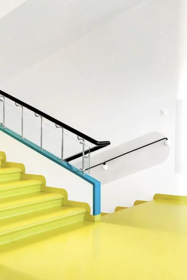 couleur escaliers jaune exemple peinture jaune franc liseré bleu vert moderne