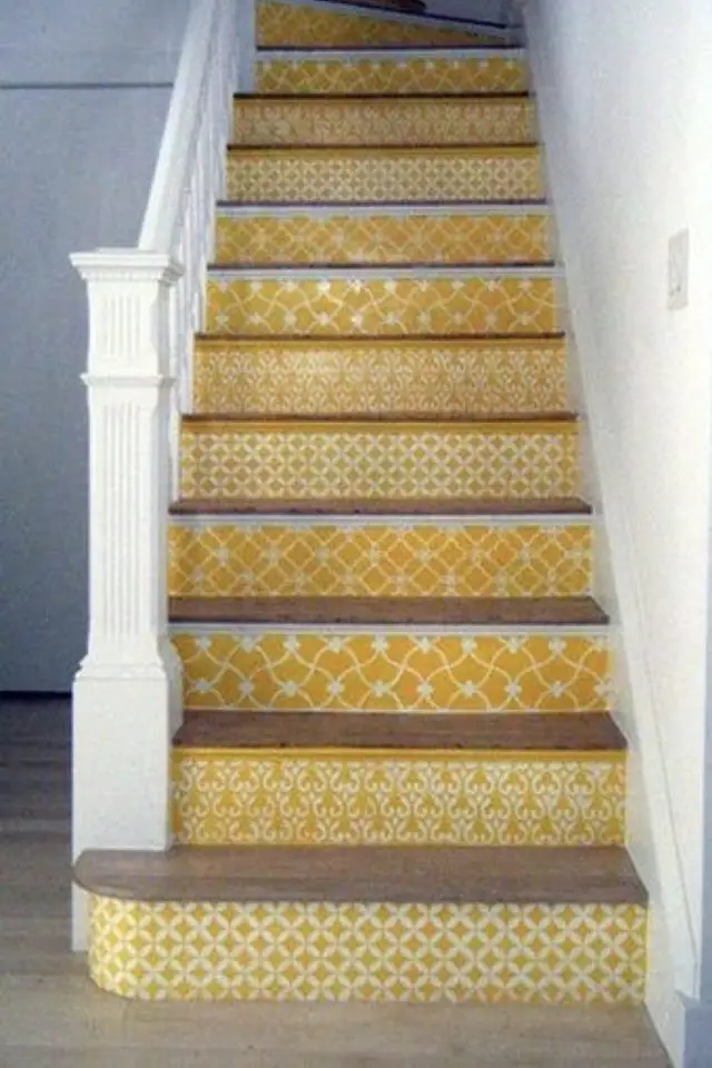 couleur escaliers jaune exemple contre-marche motif jaune