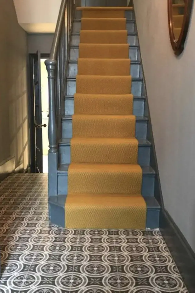 couleur escaliers jaune exemple tapis marche bleu style classique chic