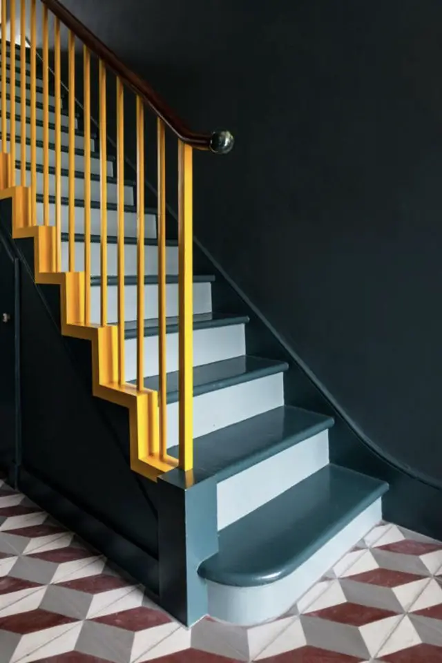 couleur escaliers jaune exemple style classique chic marche bleu rampe jaune