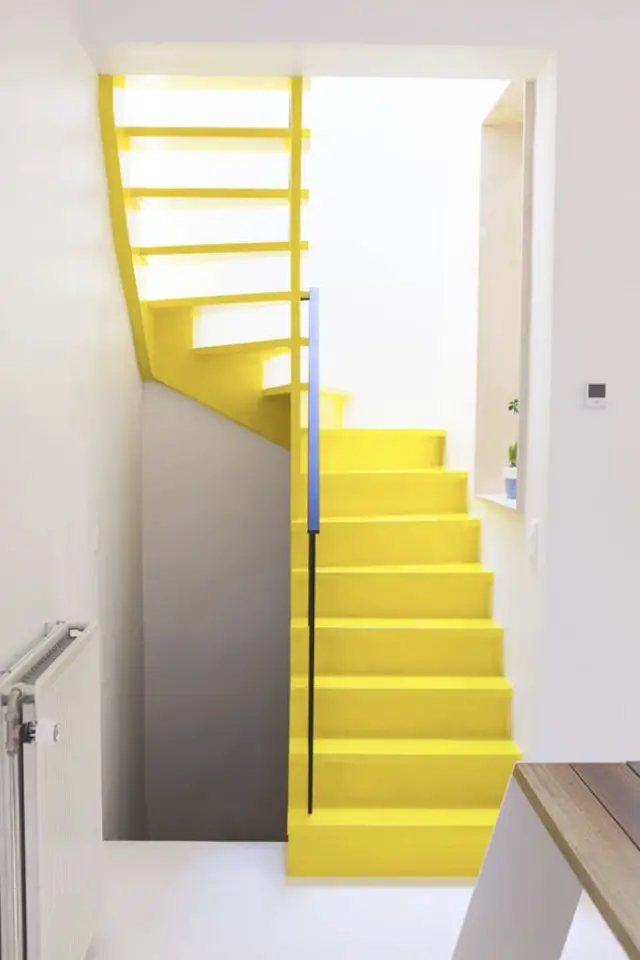 couleur escaliers jaune exemple mur blanc style moderne