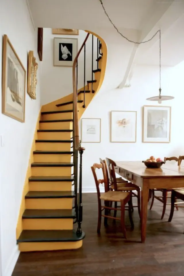 couleur escaliers jaune exemple ouvert sur la salle à manger peinture blanche contre-marche