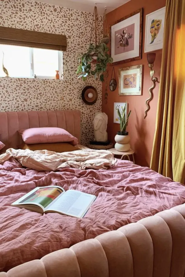 couleur terracotta chambre adulte peinture papier peint rideau moutarde textile lit rose