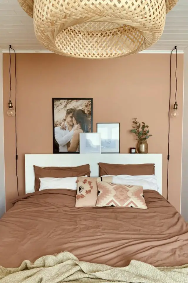 couleur terracotta chambre adulte tête de lit blanc petit espace sommeil