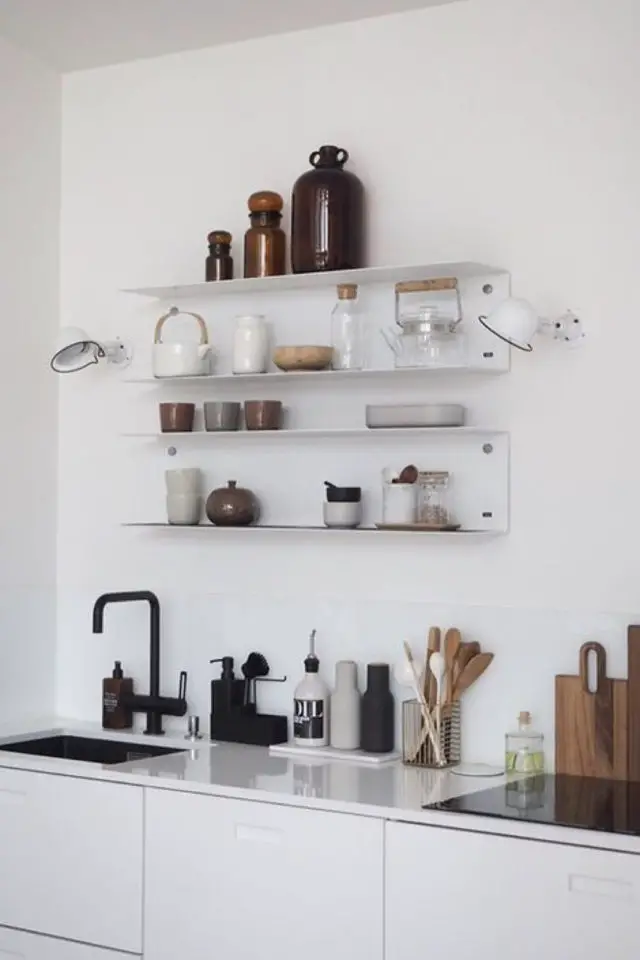cuisine minimaliste moderne exemple absence de meuble mural étagère épurée décoration vaisselle
