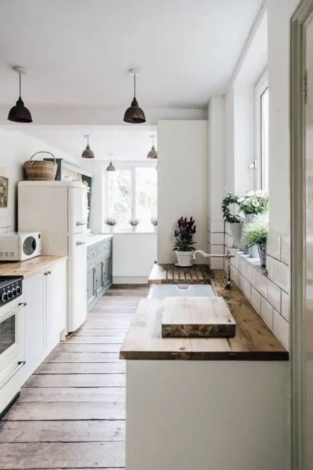 cuisine minimaliste moderne exemple tout en longueur plan de travail bois meubles blancs