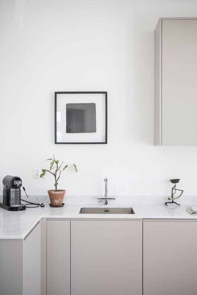 cuisine minimaliste moderne exemple meuble épuré couleur neutre greige mur blan