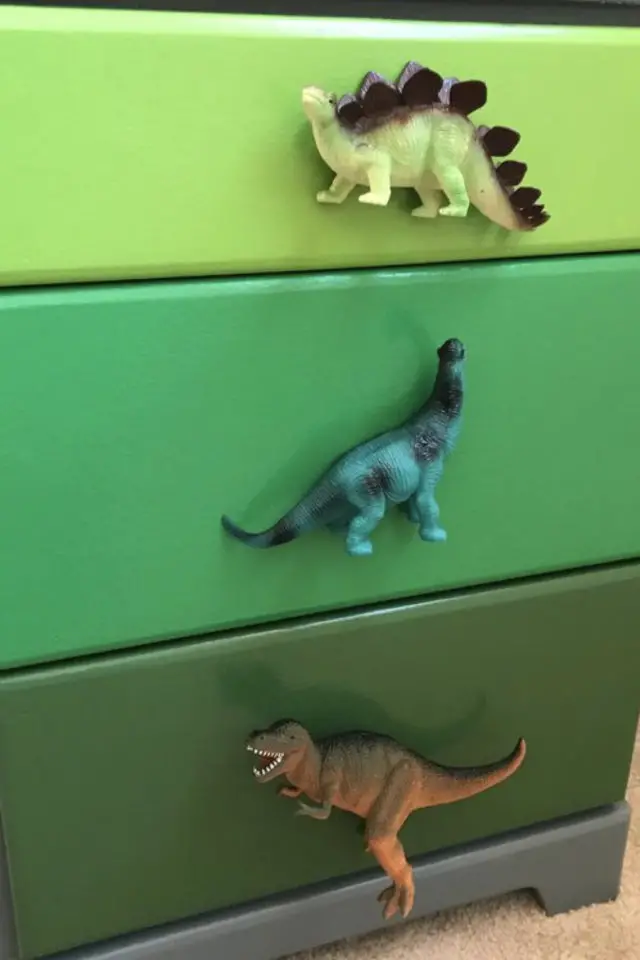 deco chambre enfant dinosaure exemple DIY facile commode jouet à la place de boutons de tiroirs