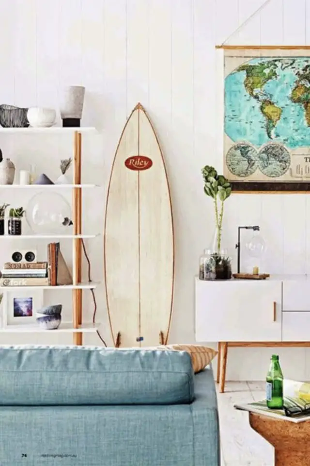 deco interieure planche surf salon moderne canapé bleu meuble en bois