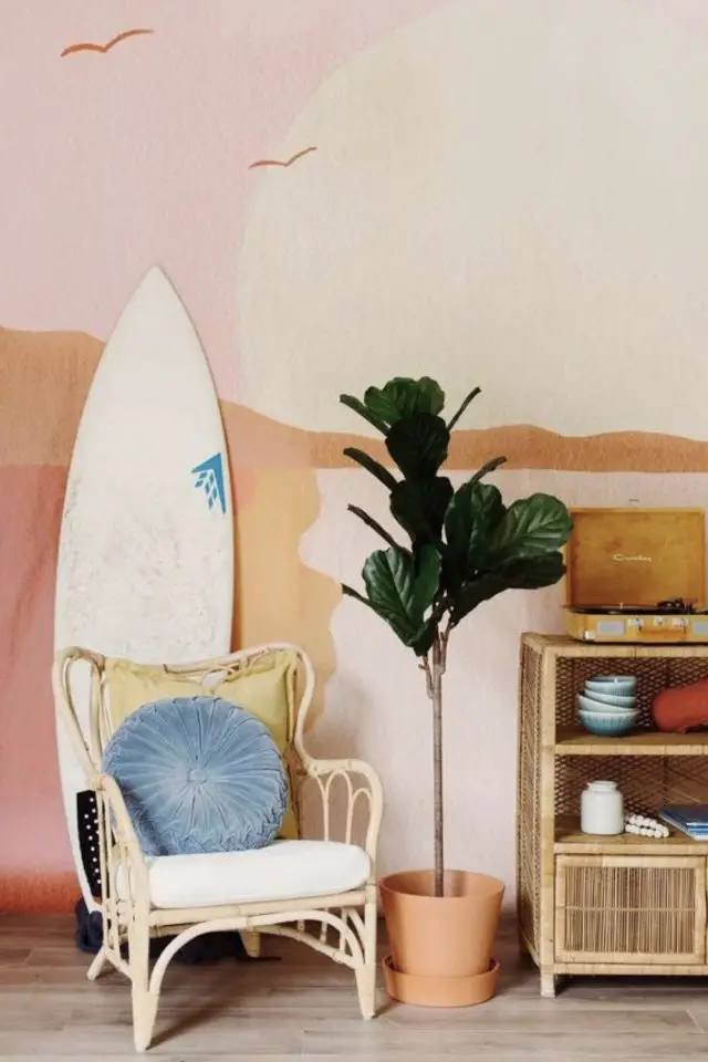 deco interieure planche surf décor mural peinture moderne fauteuil en rotin